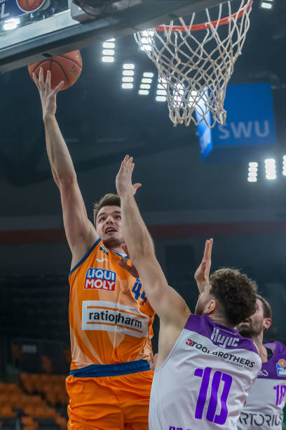 也向我们展 也向我们展